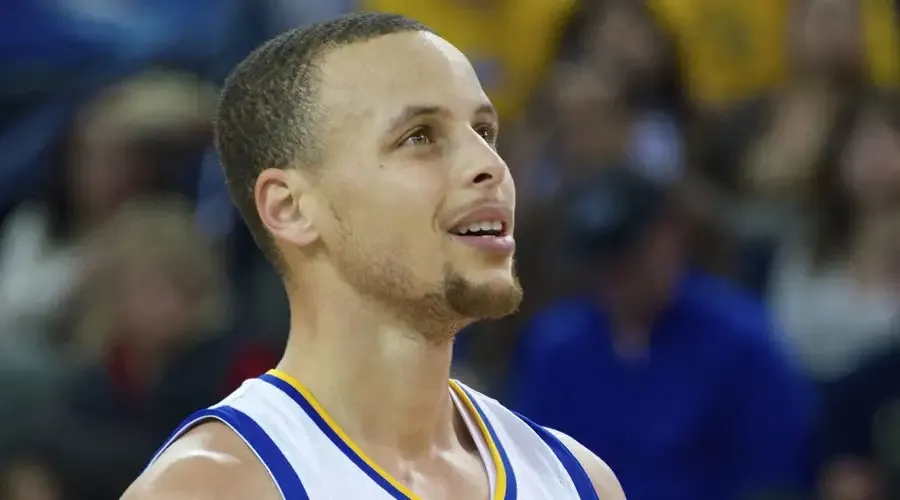 Menino supera doença rara, realiza sonho e joga basquete com Stephen Curry;  assista - GQ