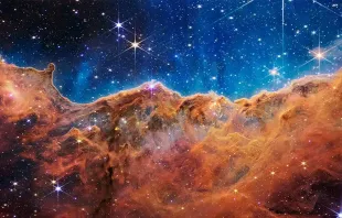 O Telescópio Webb da NASA revela Cosmic Cliffs, uma paisagem brilhante de nascimento de estrelas