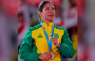 Valéria Kumizaki segura o seu Terço depois de receber a medalha de ouro no Pan Americano Lima 2019. Crédito: Germán Falcón