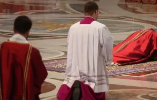 O Papa Francisco prostrado perante o altar da Basílica de São Pedro. 