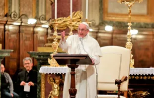 Papa fala aos jovens durante a vigília.