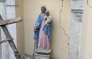 Imagem da Virgem Maria entre os escombros da Catedral de Alexandreta, na Turquia