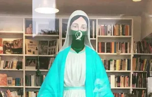 Nossa Senhora pintada com um lenço verde dentro da livraria do Centro Cultural da Memória Haroldo Conti, em Buenos Aires (Argentina