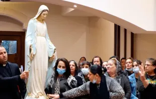 A imagem da Virgem novamente na igreja St. Adday. Crédito: Cortesia Pe. Thabet Habeb