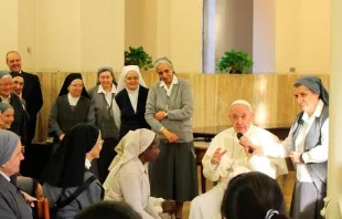 Papa conversa com as religiosas da Congregação da Caridade. Imagem: Congregação da Caridade