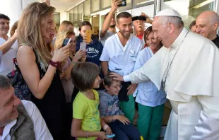 Papa na visita à Fundação Santa Luzia. Fotos: L'Osservatore Romano