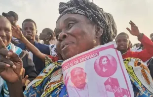 Mulher espera a chegada do papa em Kinshasa