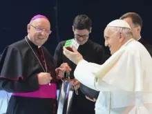 O papa com o cubo mágico que ganhou no encontro com jovens