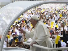 O papa Francisco chega ao Estádio Nacional do Bahrein