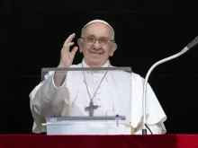 Papa Francisco acena da janela do Palácio Apostólico no Vaticano