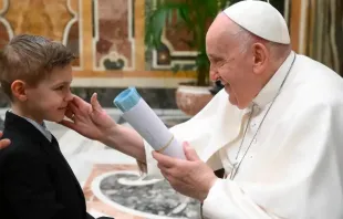 O papa cumprimenta uma criança durante a audiência de hoje (20