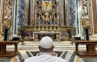 Papa Francisco diante da Virgem Salus Populi Romani em 7 de agosto.