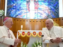 Papa Francisco com dom Paul Hinder na Igreja do Sagrado Coração no Bahrein