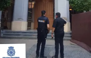 Policiais nos portões da Igreja de São Bartolomeu em Múrcia (Espanha