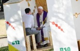 Papa Francisco confessa a jovem na JMJ Lisboa 2023