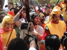 Eduardo Verástegui interpreta a Cristo na Via Sacra em Piura, Peru