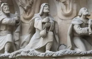 Escultura dos Reis Magos na basílica da Sagrada Família em Barcelona