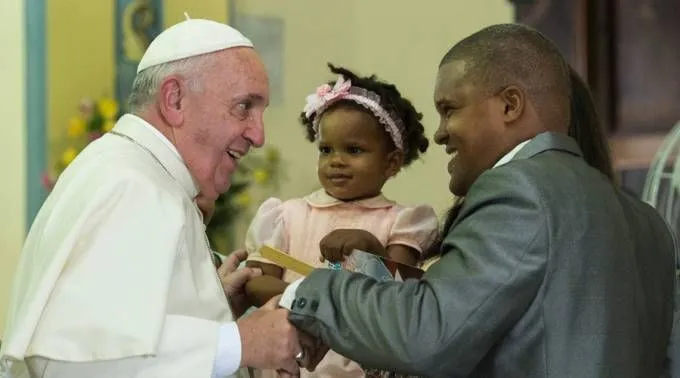 Papa em Cuba: não há família perfeita, mas um mundo com famílias é a melhor  herança