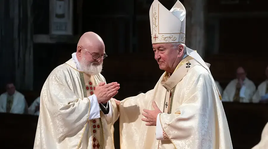 Ex-bispo anglicano é ordenado padre católico