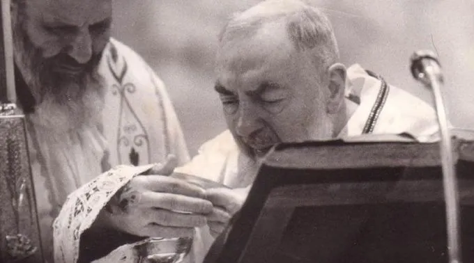 Hábito que Padre Pio usou ao receber os estigmas irá à terra de São  Francisco